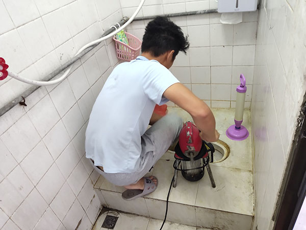 冯坡镇管道堵塞冒臭气 专业师傅现场解决问题