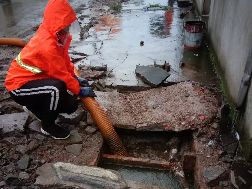 冯坡镇专业清理污水池 炜誉市政以规范流程守护城市 “肠道”