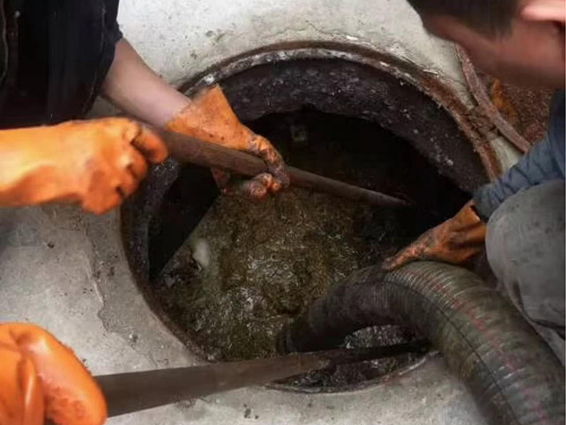 冯坡镇清理化粪池时如何避免沼气的危害？